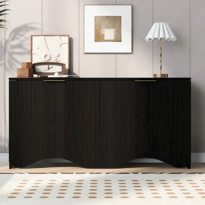 Meuble à quatre portes avec rayures verticales et motif ondulé, adapté pour le couloir, l'entrée, le salon