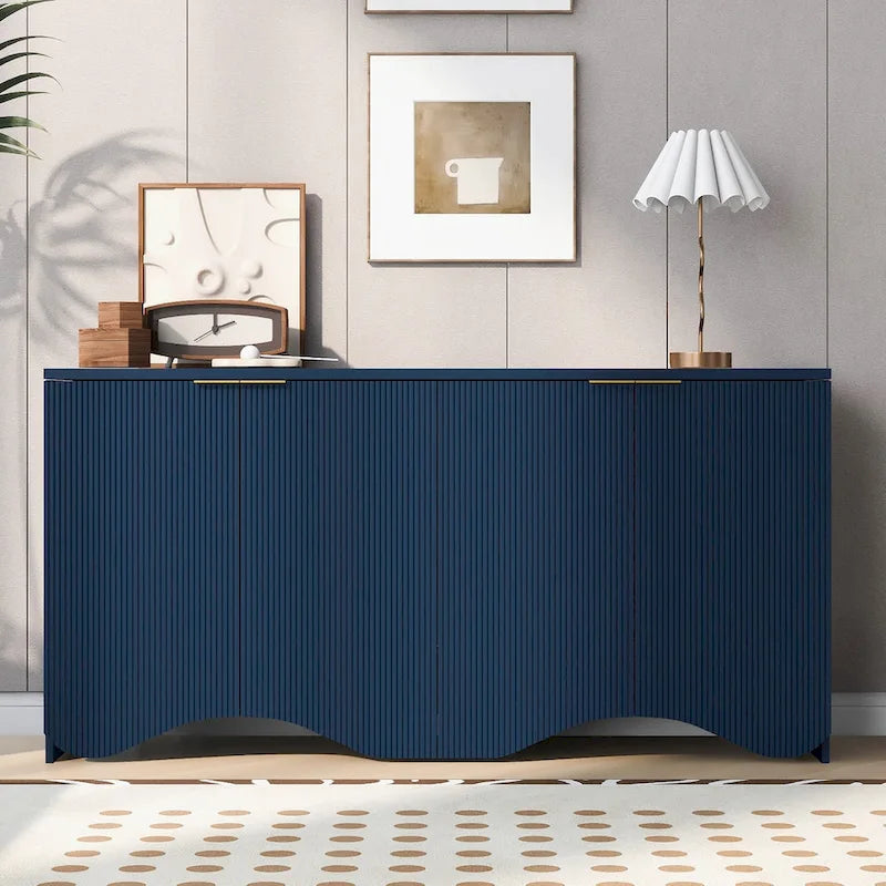 Meuble à quatre portes avec rayures verticales et motif ondulé, adapté pour le couloir, l'entrée, le salon