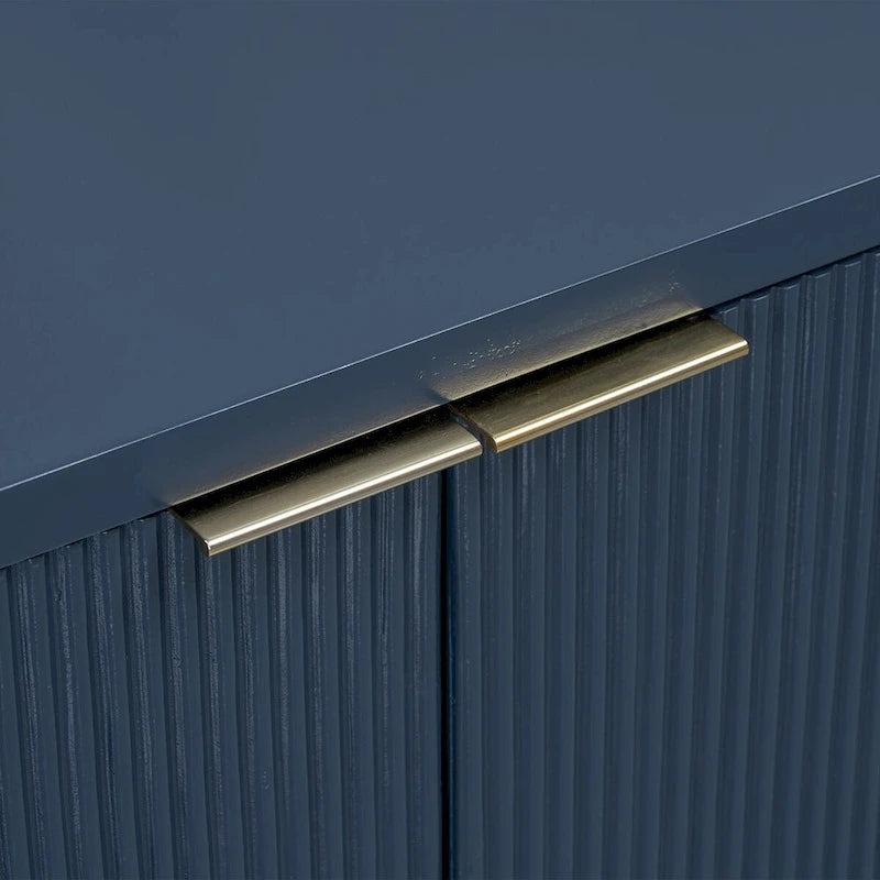 Meuble à quatre portes avec rayures verticales et motif ondulé, adapté pour le couloir, l'entrée, le salon