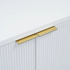 Meuble à quatre portes avec rayures verticales et motif ondulé, adapté pour le couloir, l'entrée, le salon